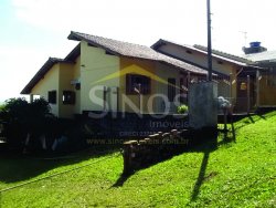 Casa com 03 dormitórios, apta a financiamento bancário em Lomba Grande 