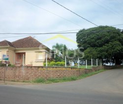 Otima casa bem localizada em Lomba Grande 