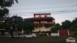 Sobrado comercial com 03 dormitórios no bairro Pinheiro 