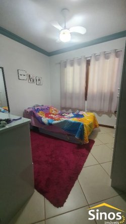 Casa com 03 dormitórios semi mobiliada na área central de Lomba Grande 