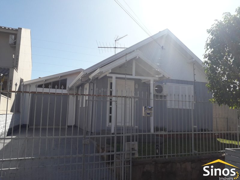 Casa mista com 03 dormitórios no bairro Rio Branco