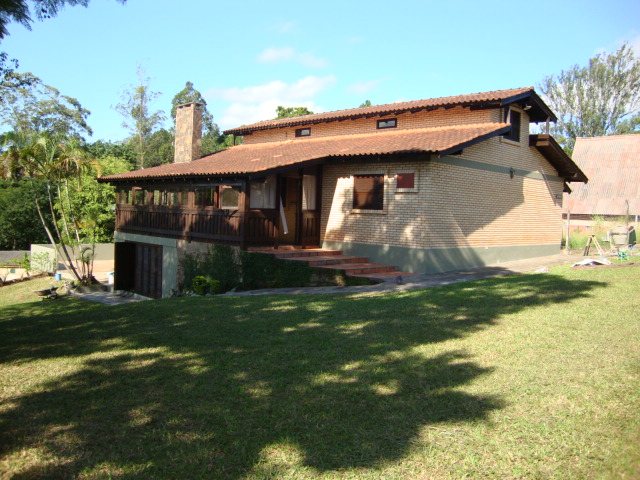 Linda casa na região central de Lomba Grande