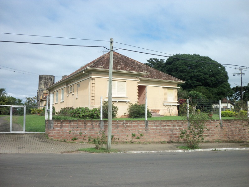 Otima casa bem localizada em Lomba Grande