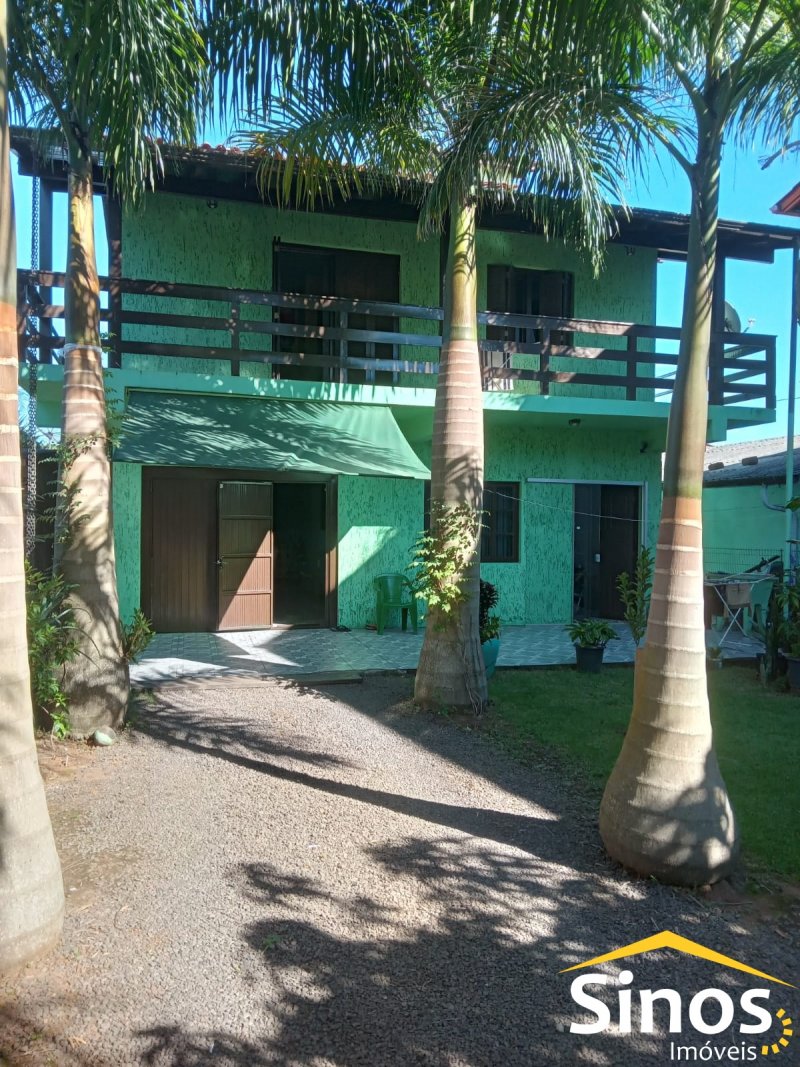 Casa de Alvenaria com 04 dormitórios no bairro Roselândia
