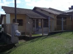Casa com 03 dormitórios, apta a financiamento bancário em Lomba Grande